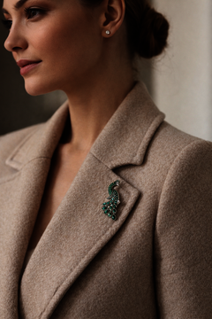 Stříbrná brož PÁV zelený